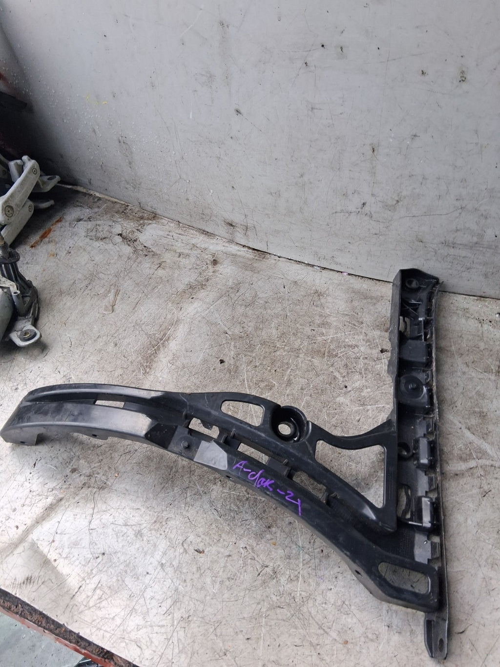 2021 MERCEDES BENZ A CLASS REAR SIDE BUMPER BRACKET HOLDER A1778851000