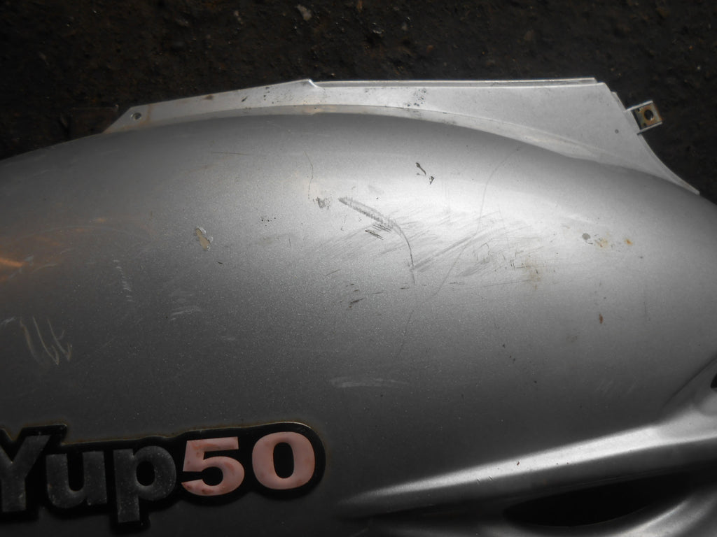 KYMCO YUP50 YUP 50 S6 2004 RH RIGHT HAND REAR SIDE PANEL SILVER 83500KKD6E000