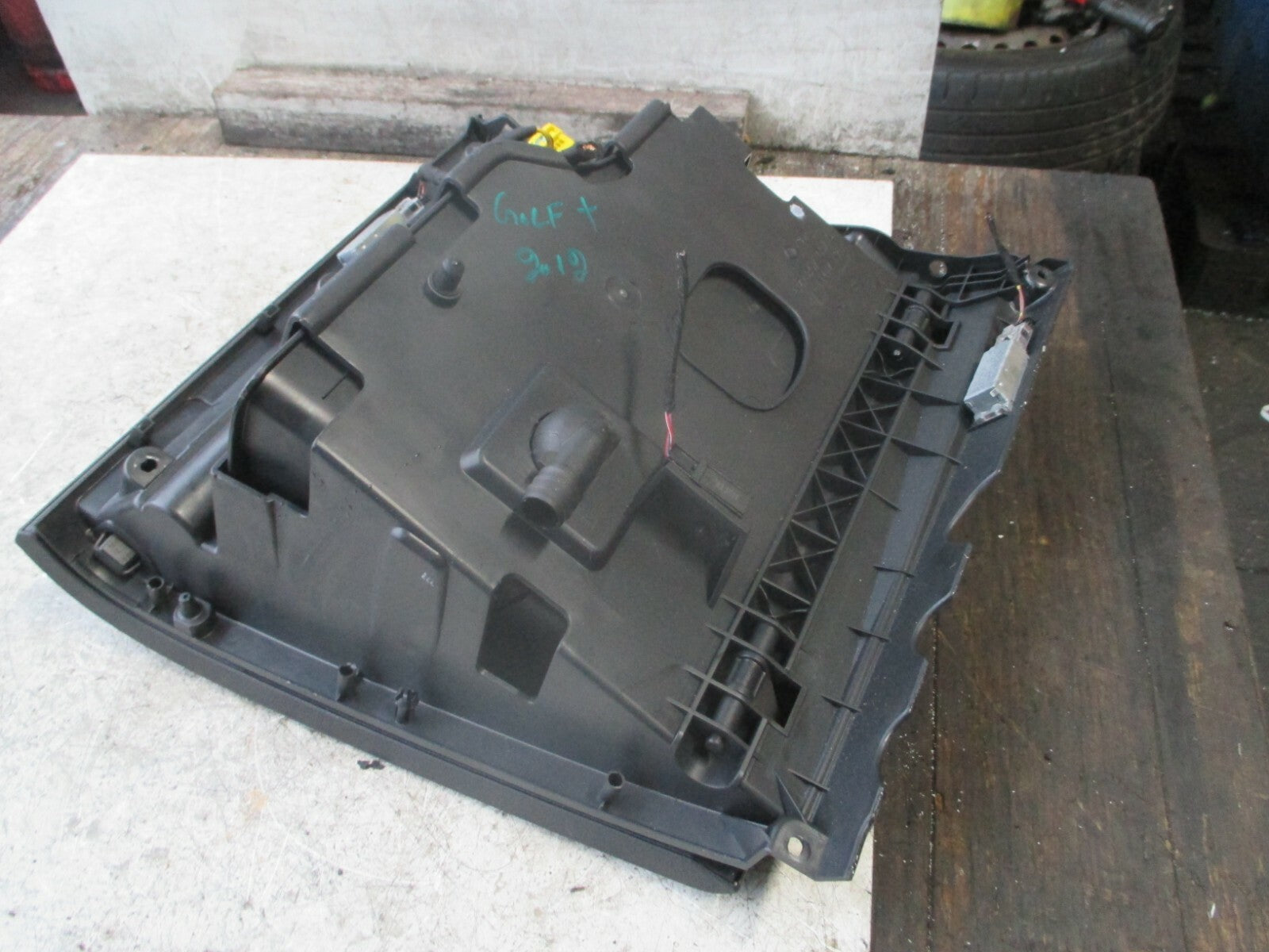 VOLKSWAGEN GOLF PLUS 2012 PASSENGER SIDE STORAGE COMPARTMENT GLOVE BOX
