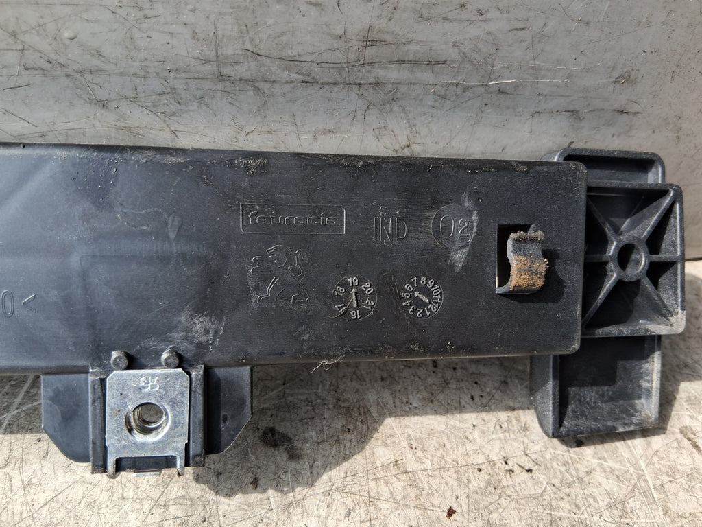 2019 PEUGEOT 5008 MK2 NSF PASSENGER SIDE FRONT DOOR TRIM BRACKET 9817265480