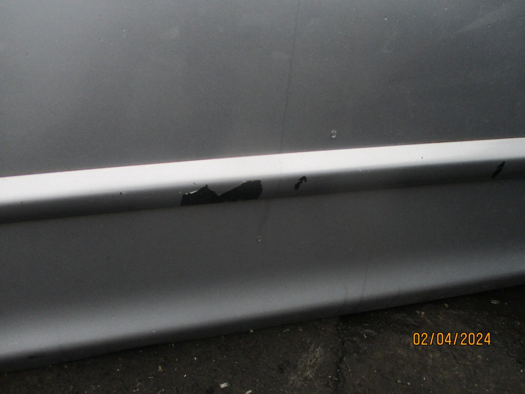2004 HONDA CIVIC MK7 HATCH NSF PASSENGER SIDE FRONT DOOR COMPLETE SILVER NH623M