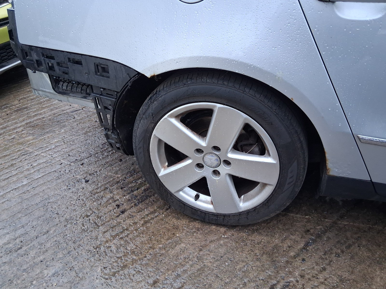 2006 VW VOLKSWAGEN PASSAT B6 17 INCH ALLOY WHEEL WITH TYRE 235/45R17