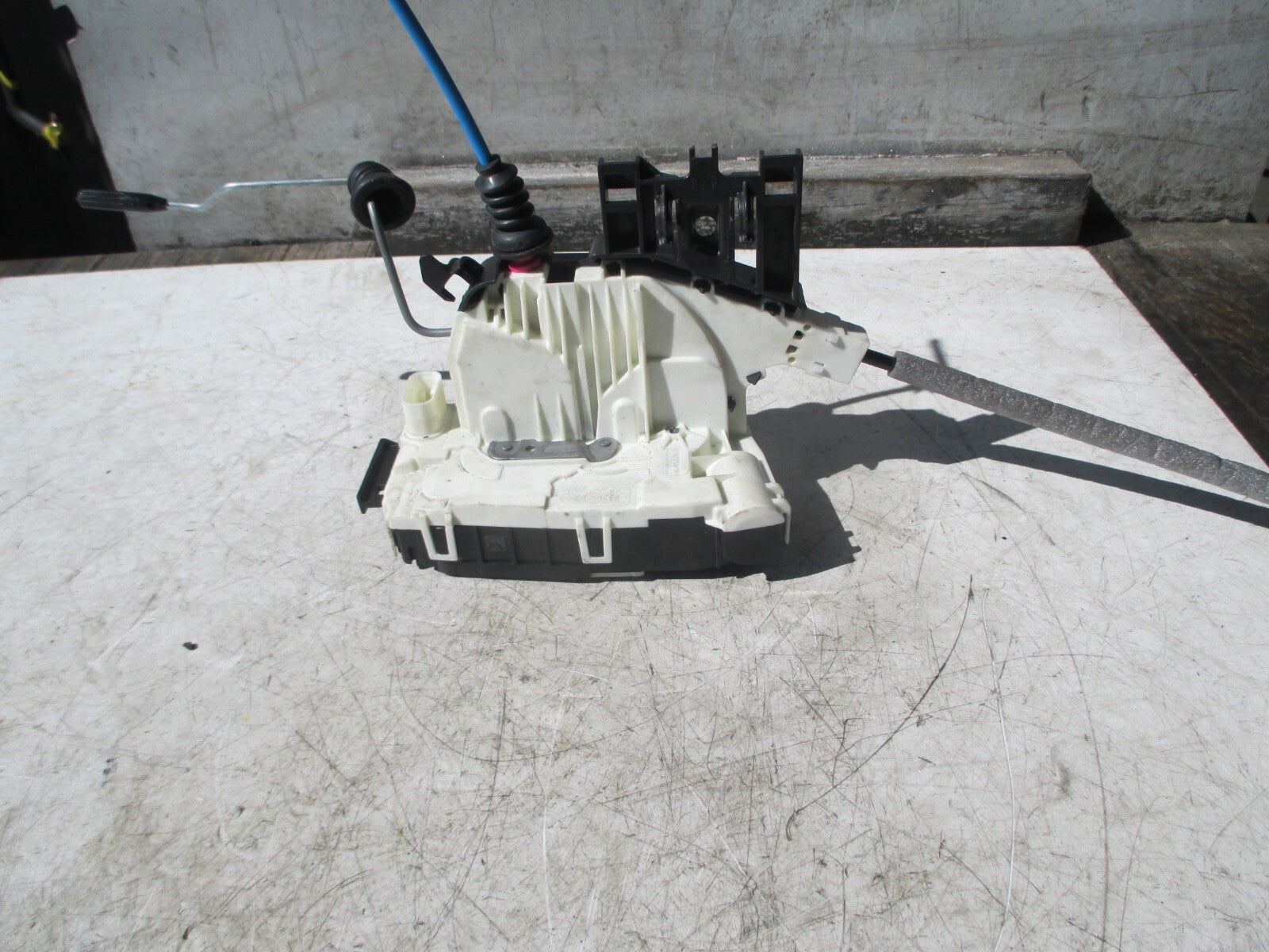 MERCEDES BENZ NS REAR SIDE DOOR LOCK A2047303635