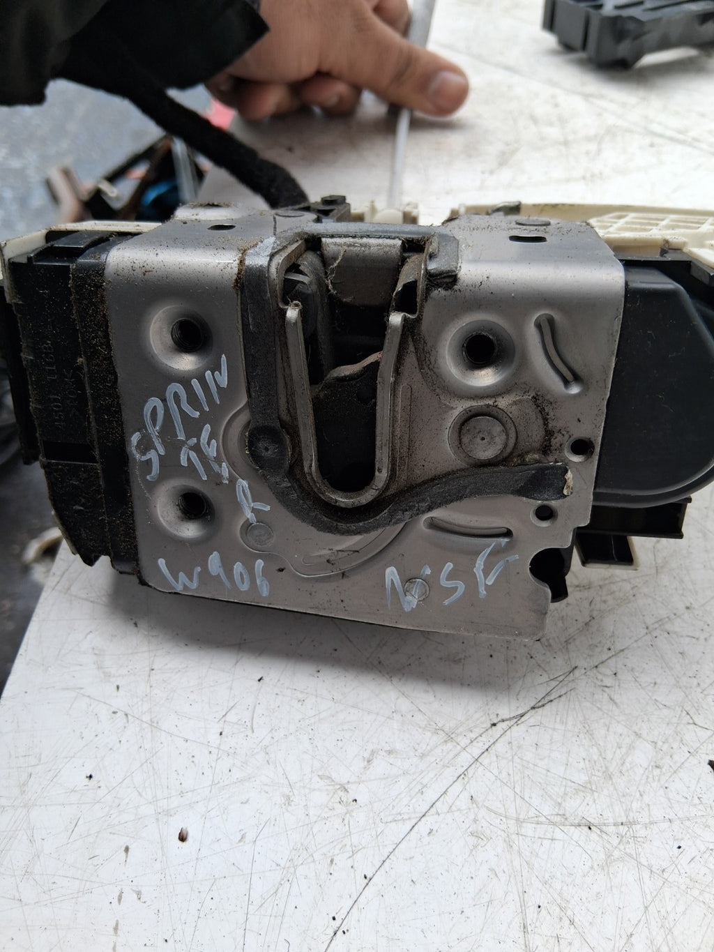2013 MERCEDES BENZ SPRINTER W906 NSF PASSENGER SIDE FRONT DOOR LOCK MECHANISM