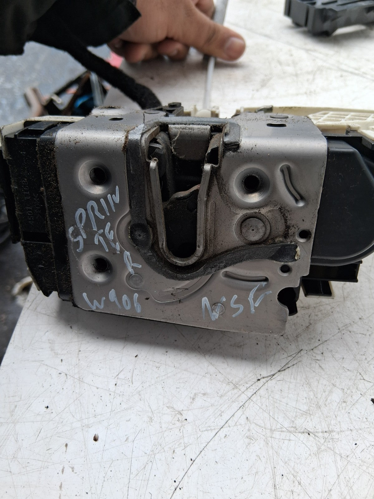2013 MERCEDES BENZ SPRINTER W906 NSF PASSENGER SIDE FRONT DOOR LOCK MECHANISM