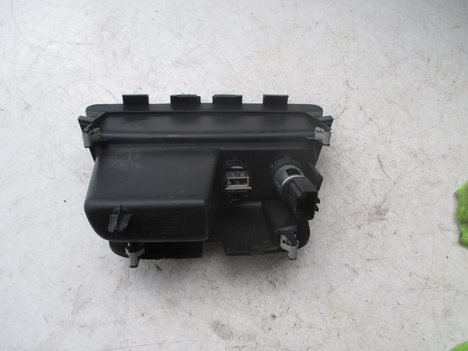 PEUGEOT 208 2016 AUX USB 12V VOLT SOCKET BLOCK TRIM 1174142X 9674655277