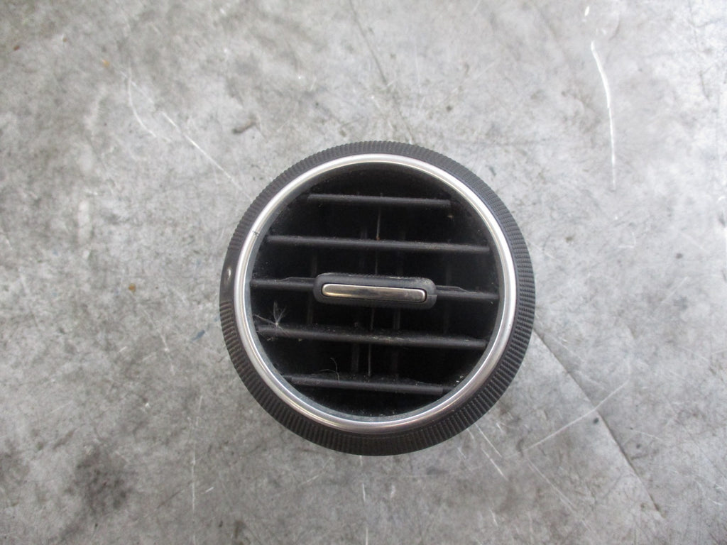 AUDI A3 8P MK2 DASHBOARD AIR VENT 8P0820901