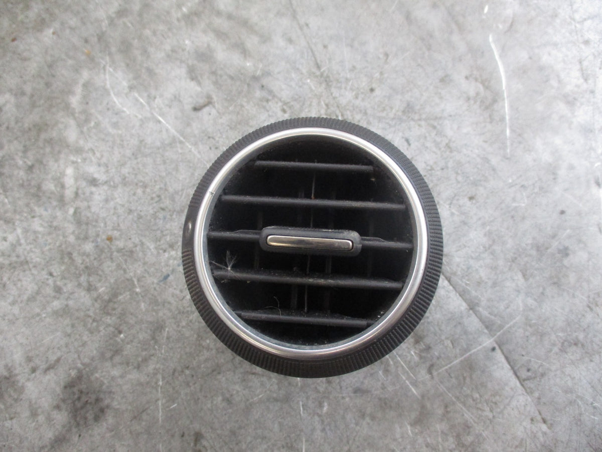 AUDI A3 8P MK2 DASHBOARD AIR VENT 8P0820901