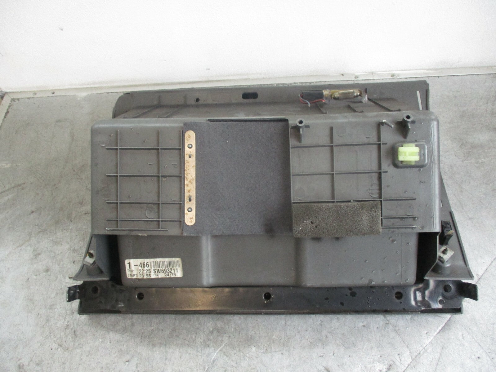 HYUNDAI SANTA FE MK1 NS PASSENGER SIDE GLOVE BOX 84540 26902