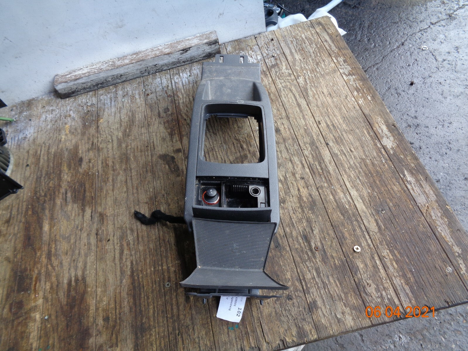 VW VOLKSWAGEN POLO MK4 9N GEAR LEVER CENTRE CONTROL CONSOE 6q2863241Q