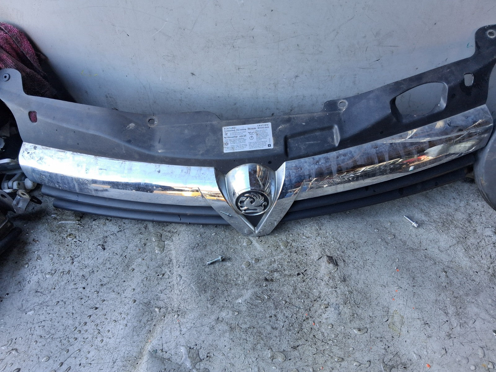 2006 VAUXHALL ASTRA H FRONT GRILLE AND CHROME CENTRE BADGE GRILL 13108471