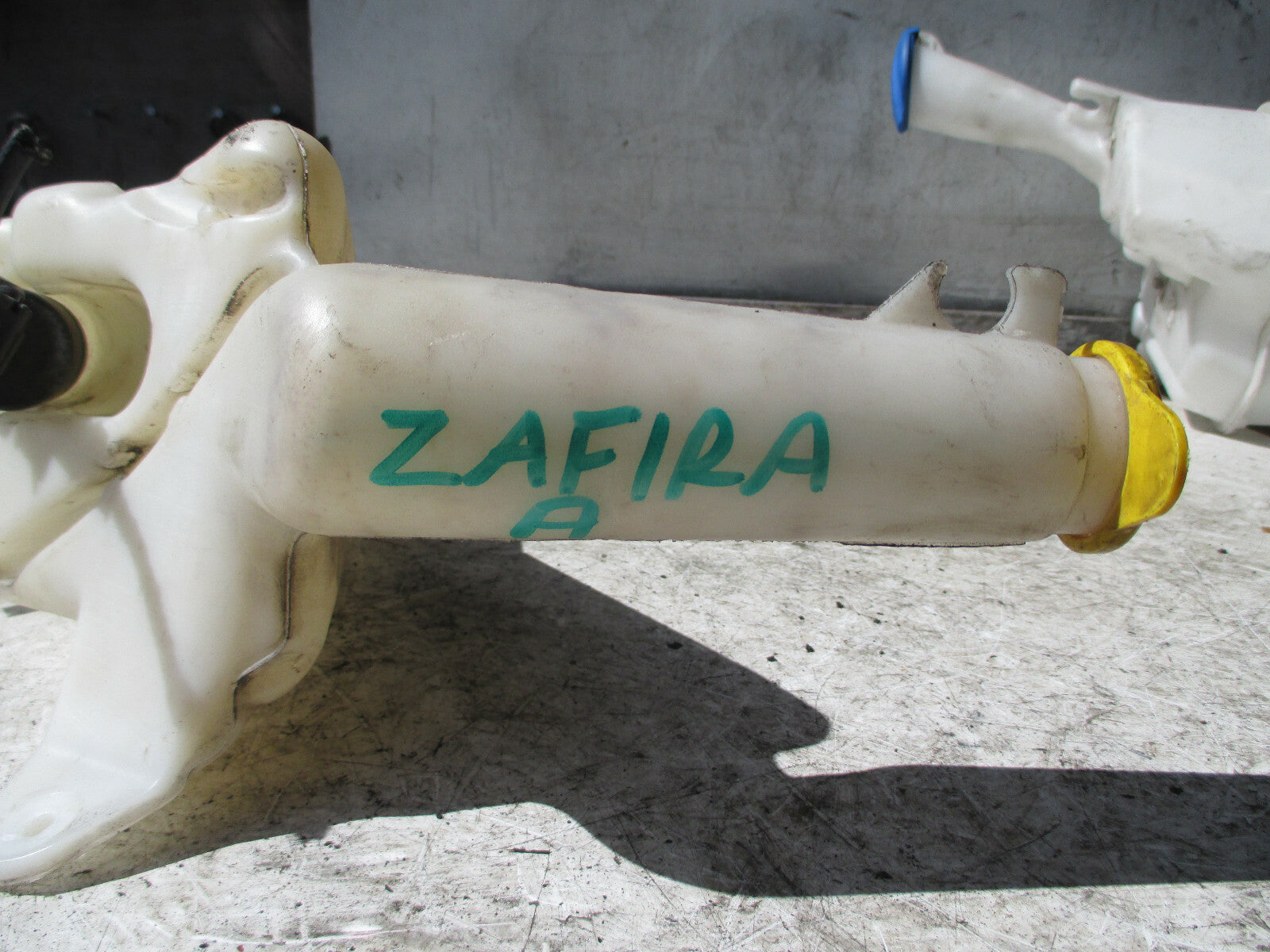 ZAFIRA A 2003 WINDSCREEN WASHER BOTTLE TANK BOTTLE WITH WATER PUMP MOTOR