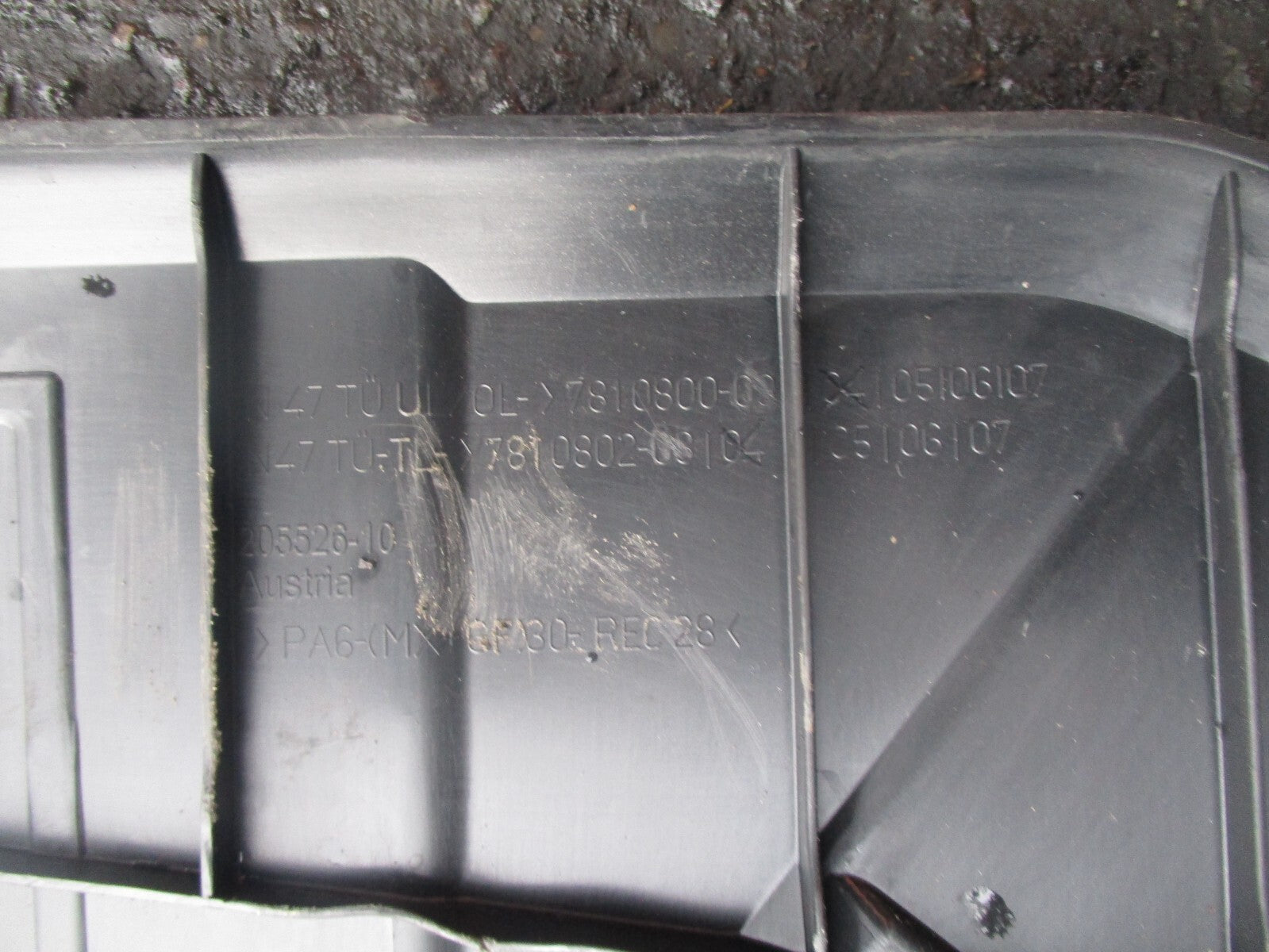BMW 1 SERIES F20 DIESEL ENGINE TOP COVER 7810802