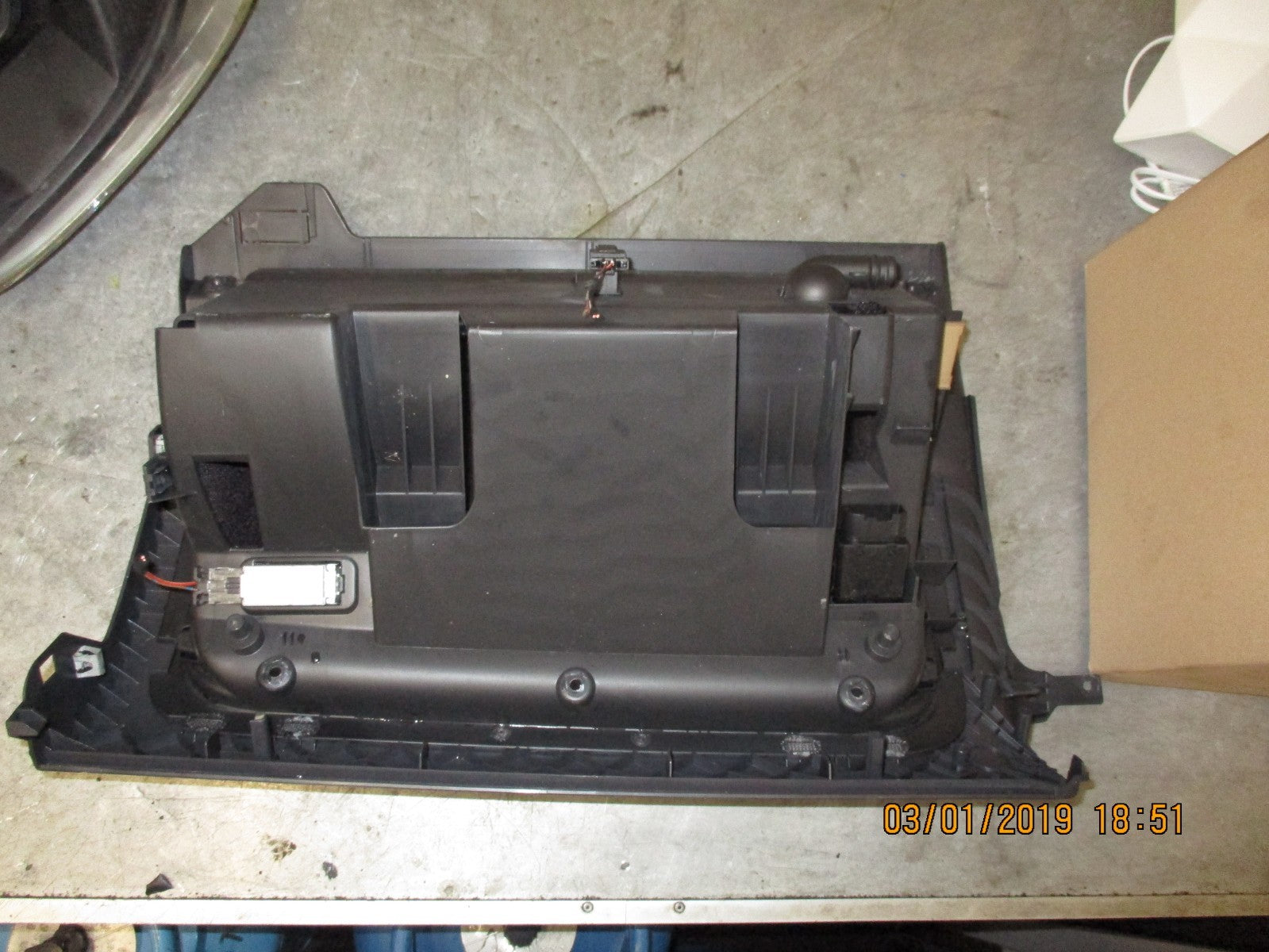 VW VOLKSWAGEN GOLF 1K MK5 GLOVE BOX STORAGE COMPARTMENT 1K2857290