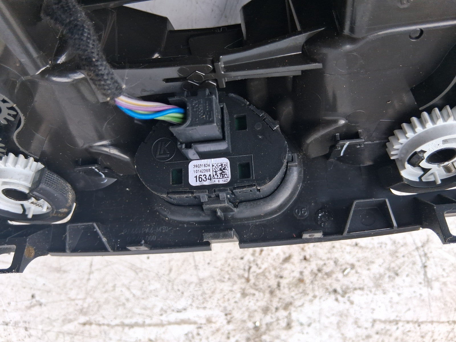 2016 VAUXHALL CORSA E FRONT DASH CENTER BOTH AIR VENT WITH HAZARD SWITCH