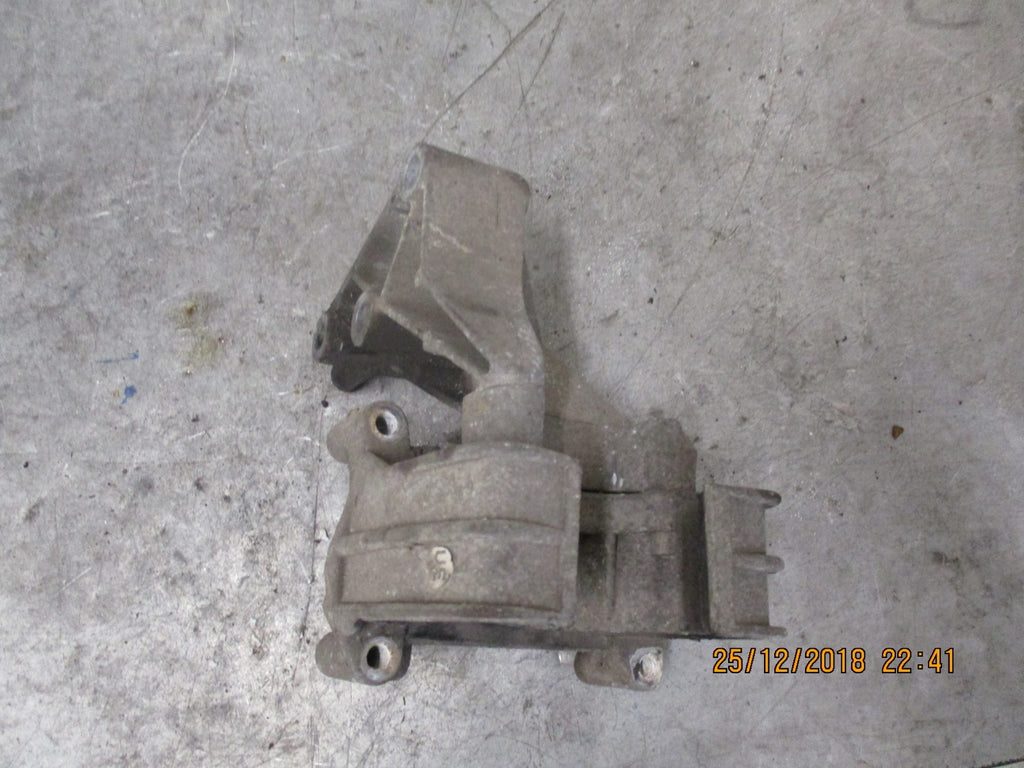 VAUXHALL VECTRA B ENGINE MOUNT BRACKET 90497583