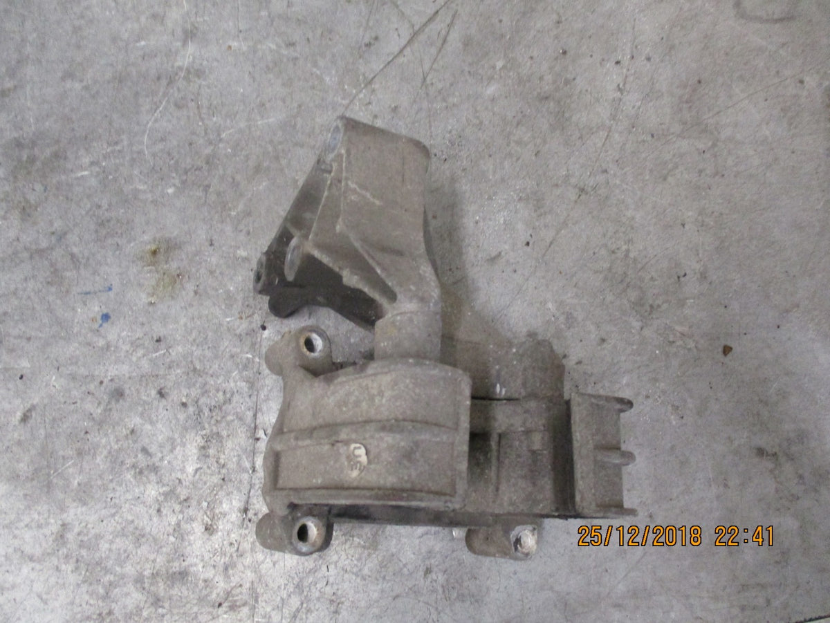 VAUXHALL VECTRA B ENGINE MOUNT BRACKET 90497583
