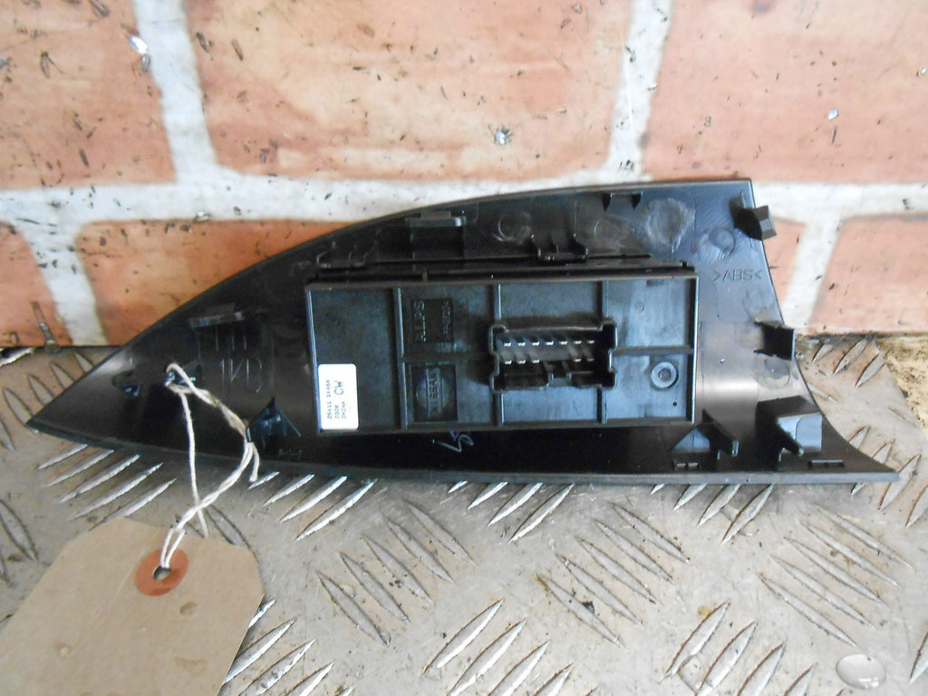NISSAN JUKE 2016 5 DOOR NSF PASSENGER FRONT WINDOW CONTROL SWITCH 25411 1KA5A