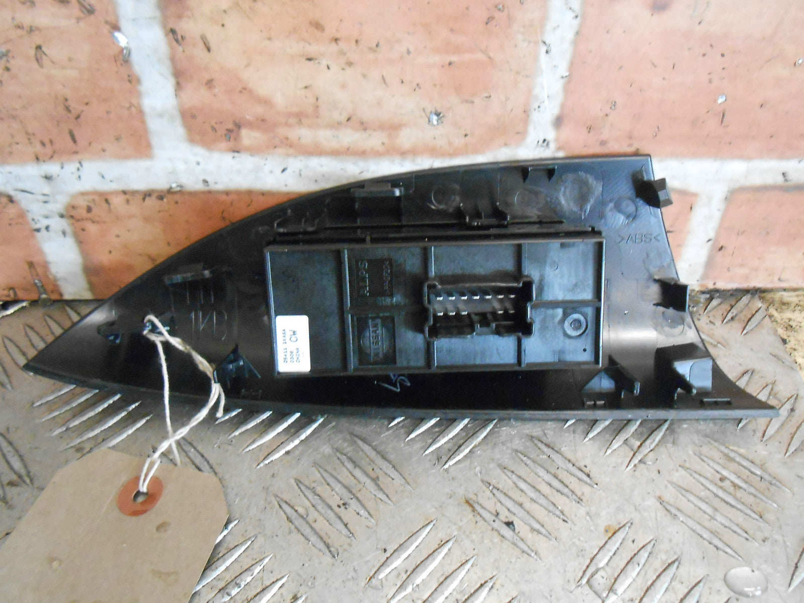 NISSAN JUKE 2016 5 DOOR NSF PASSENGER FRONT WINDOW CONTROL SWITCH 25411 1KA5A