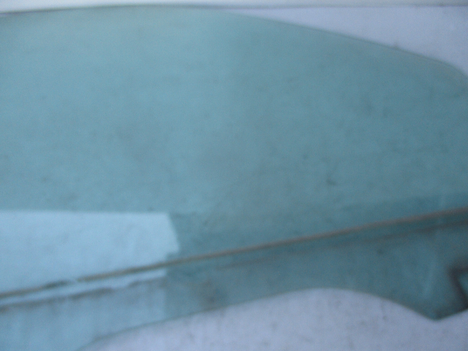 LAND ROVER 2000 OSF DRIVER SIDE FRONT WINDOW GLASS