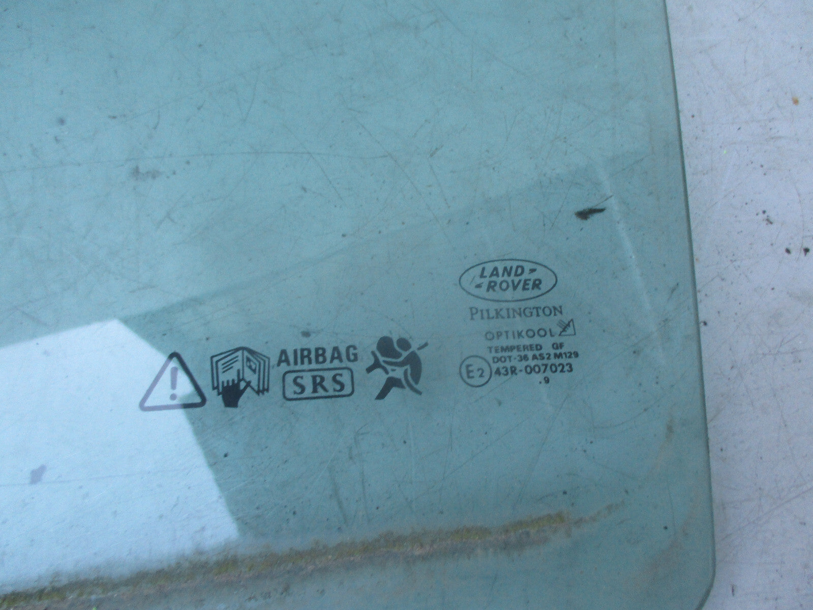 LAND ROVER 2000 NSF PASSENGER SIDE FRONT WINDOW GLASS