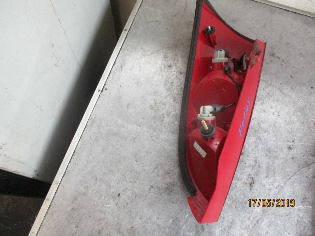 FORD FOCUS MK1 OSR DRIVER SIDE REAR BRAKE TAIL LIGHT