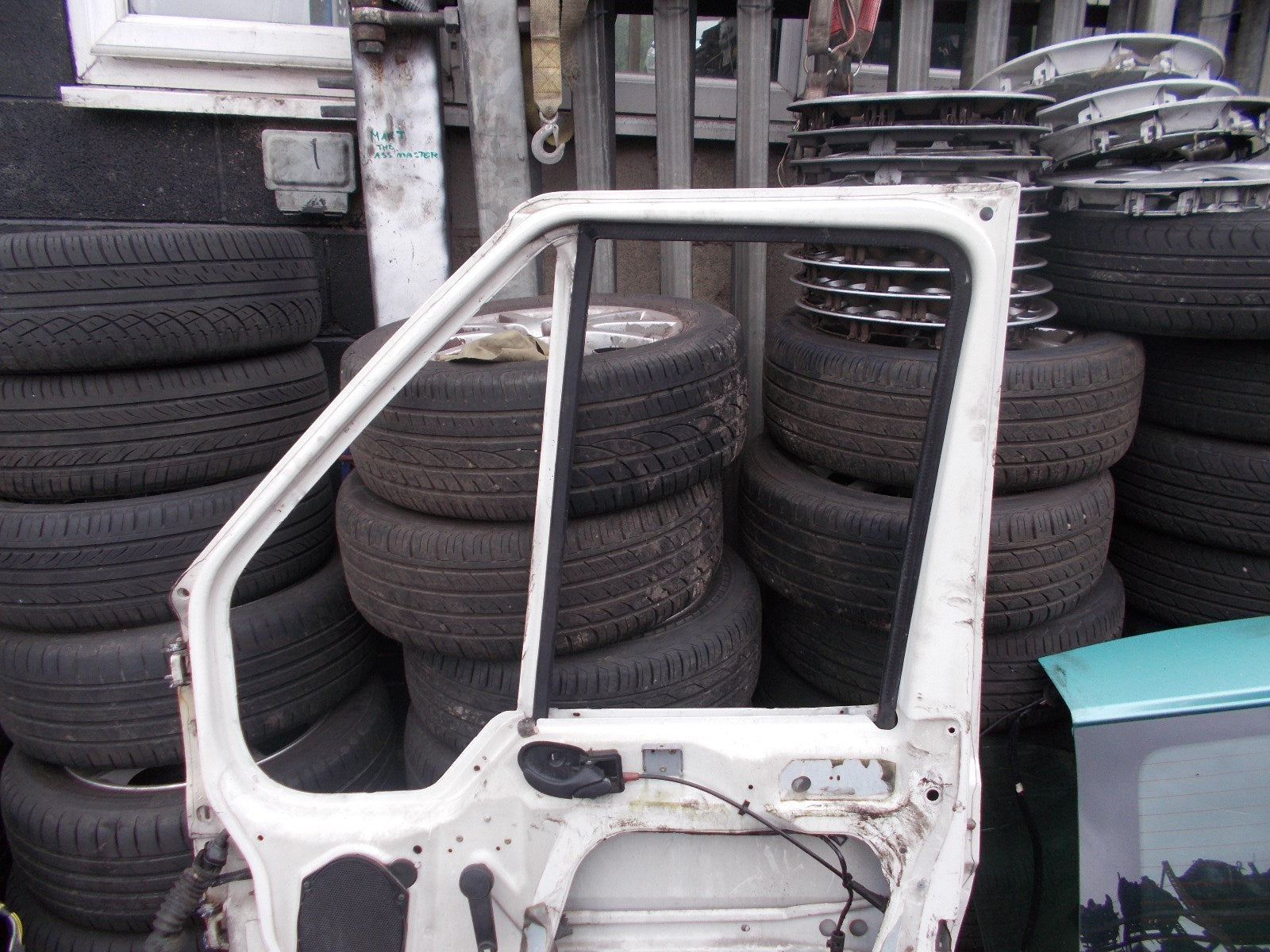 FORD TRANSIT 2003 OSF DRIVER SIDE FRONT DOOR WHITE