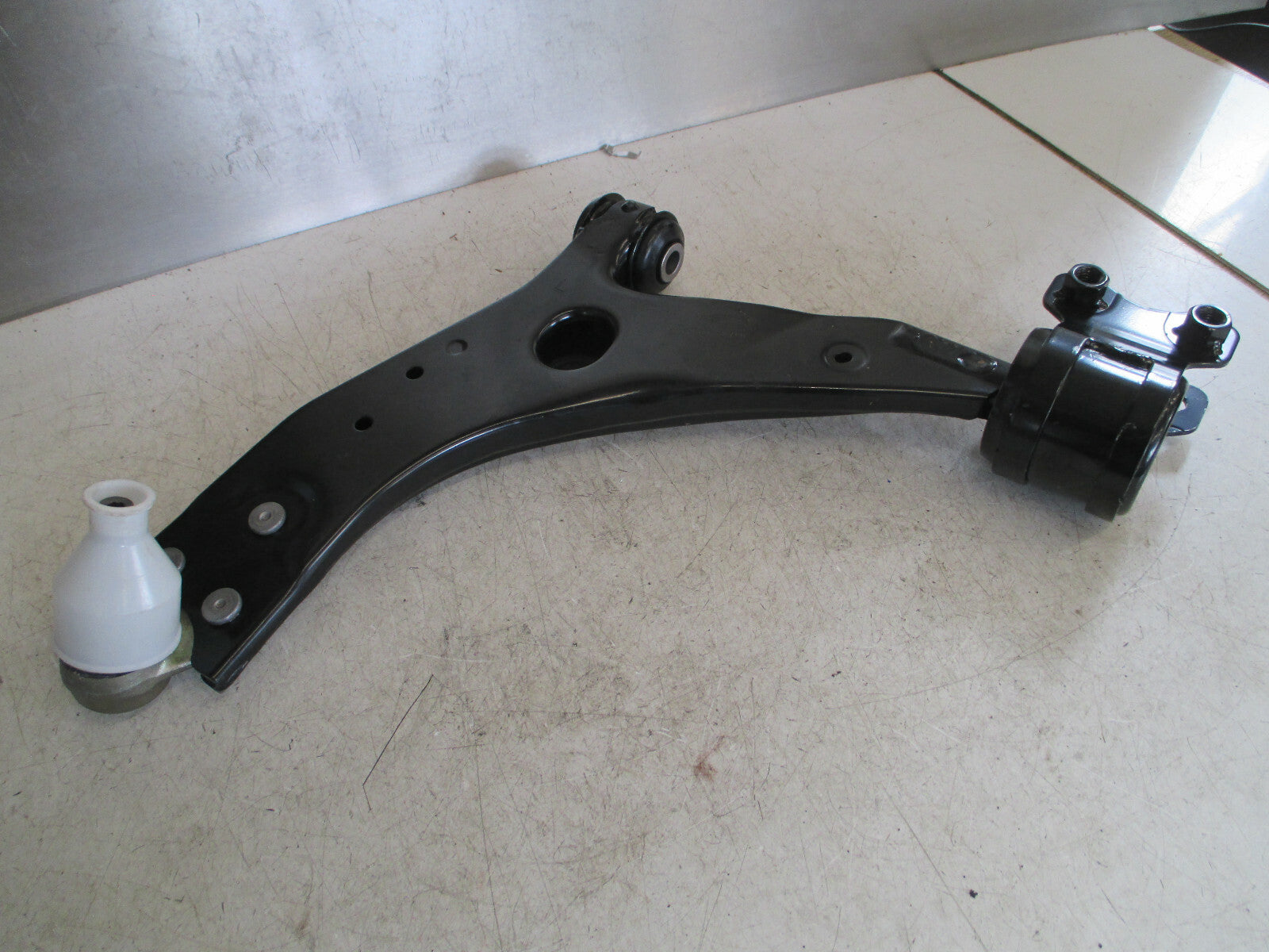 VOLVO C30 V50 2006 -2014 PASSENGER SIDE FRONT LOWER WISHBONE 30714126