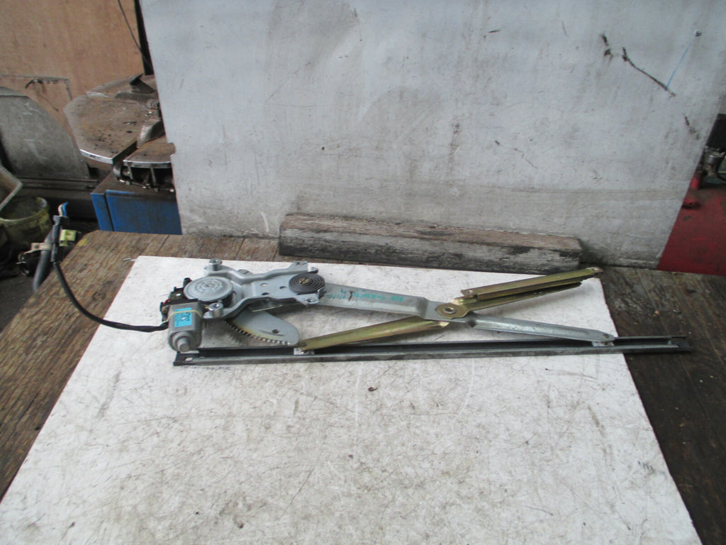 KIA SEDONA MK1 2004 NSF PASSENGER SIDE FRONT DOOR WINDOW MOTOR REGULATOR