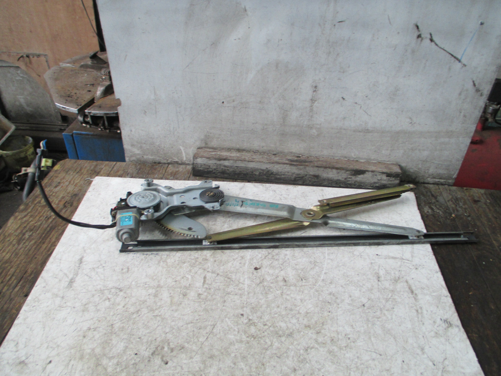 KIA SEDONA MK1 2004 NSF PASSENGER SIDE FRONT DOOR WINDOW MOTOR REGULATOR
