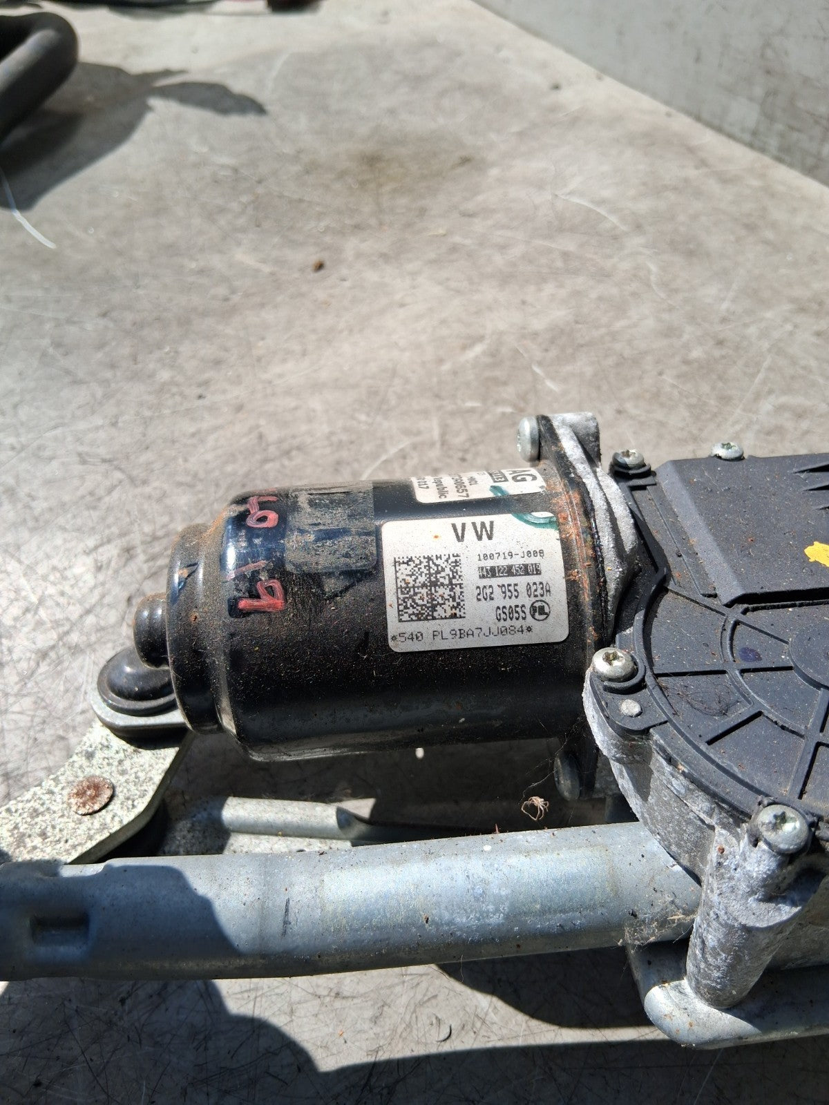 2019 VW VOLKSWAGEN POLO FRONT WINDSCREEN WIPER MOTOR AND LINKAGE 443122450017