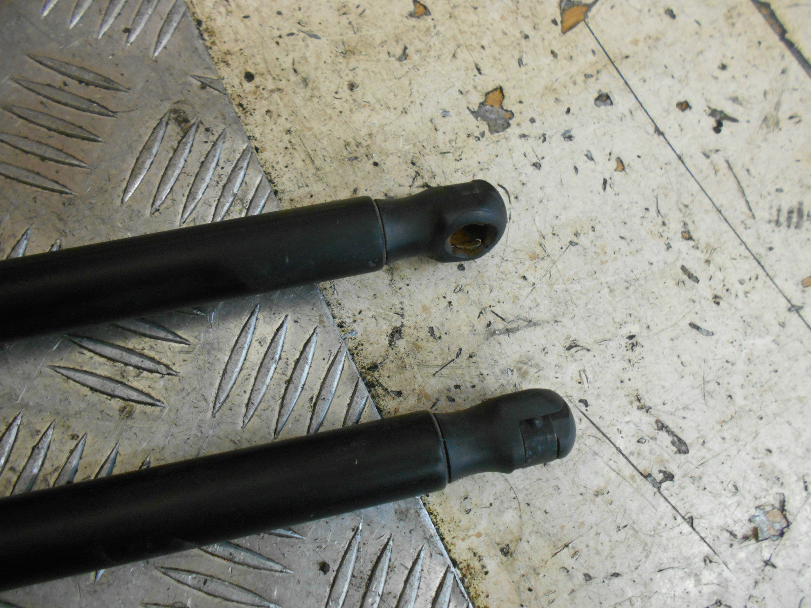 RENAULT SCENIC MK2 2006 BOOTLID BOOT TAILGATE STRUTS DAMPERS 8200377780