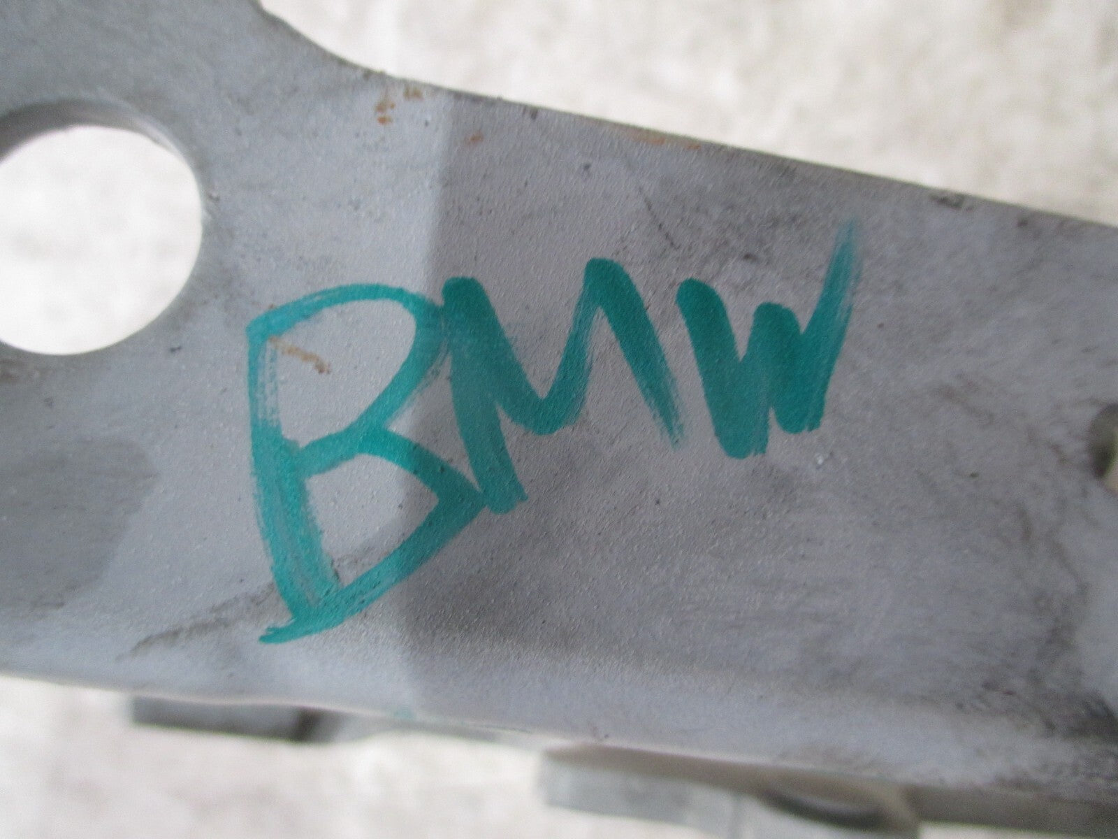 BMW 1 SERIES E88 2015 OSF DRIVER SIDE FRONT RIGHT BONNET HINGE WHITE 13989610