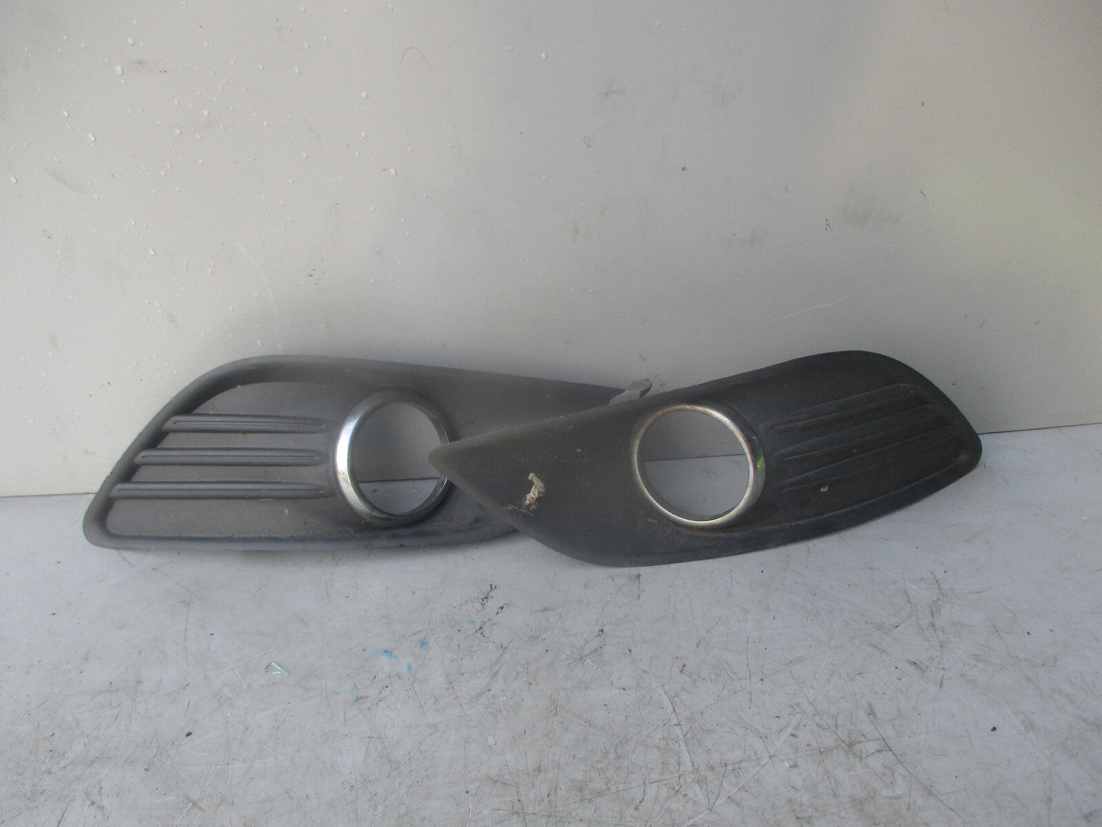 FORD FOCUS MK2 2010 LEFT RIGHT SIDE FOGLIGHT TRIM GRILL 8M51R19953AEW