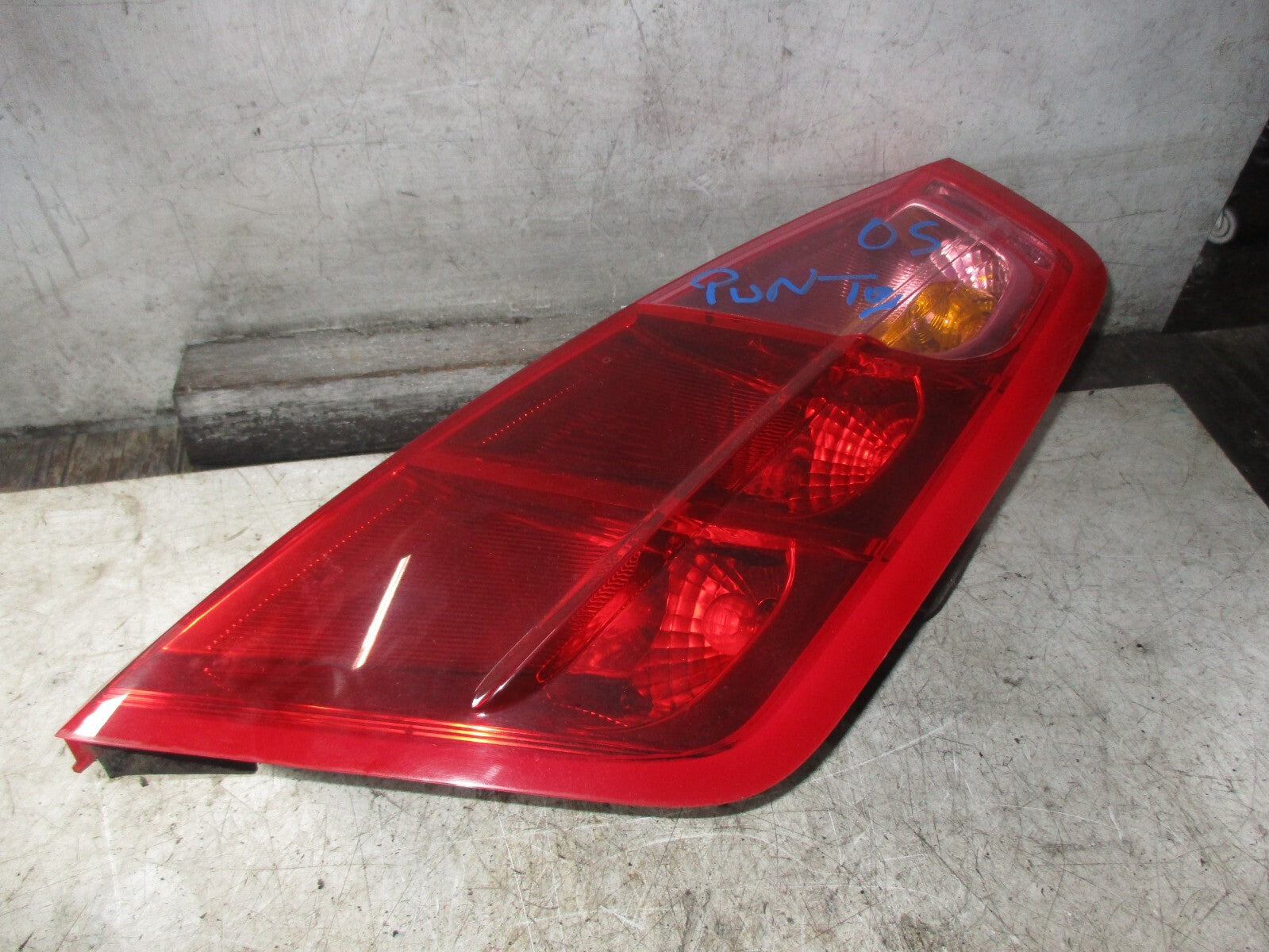 FIAT PUNTO MK3 2009 3 DOOR OSR DRIVER SIDE REAR TAIL LIGHT