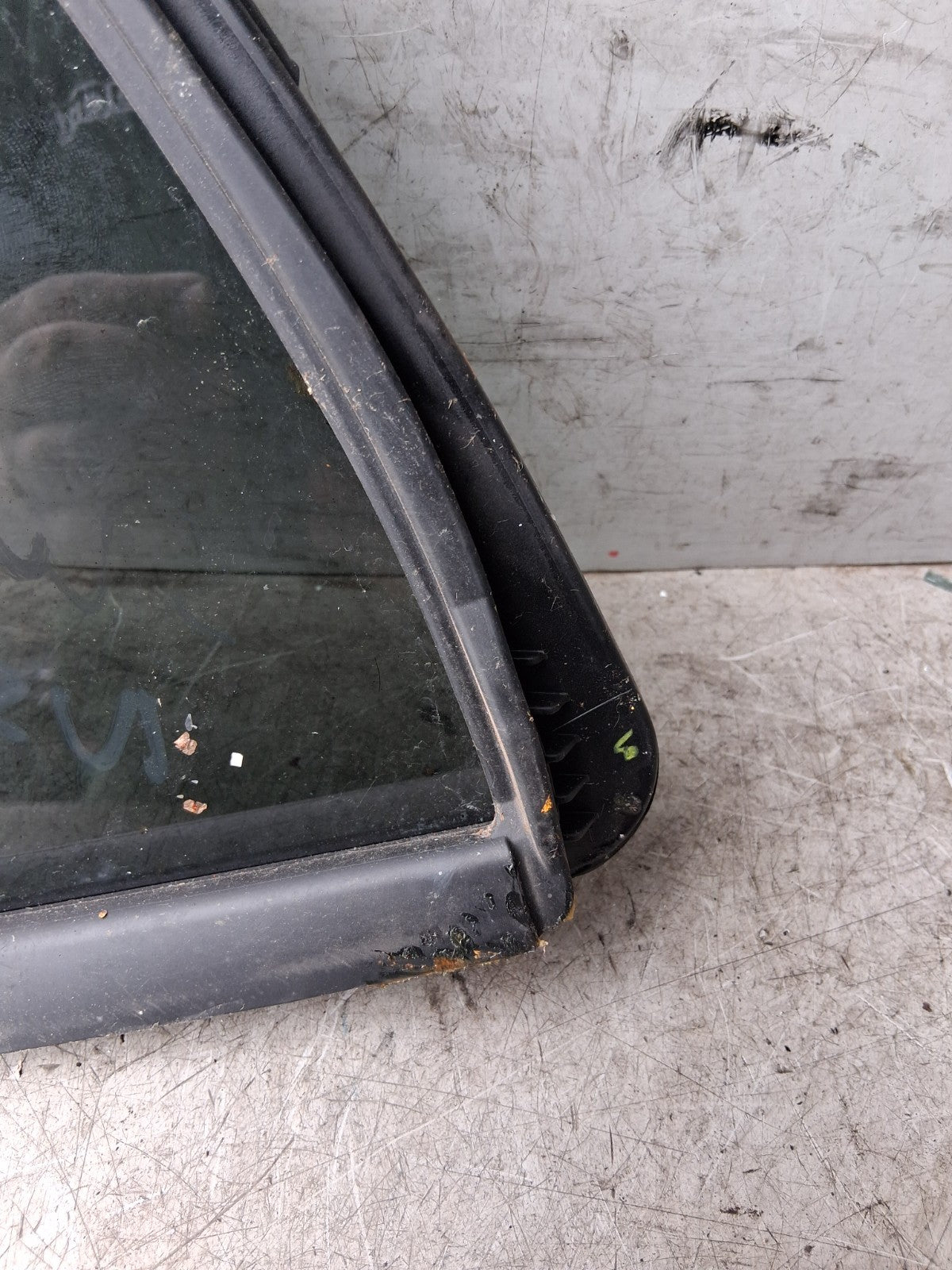 SUZUKI SWIFT MK3 2016 NSR PASSENGER SIDE REAR LEFT QUARTER WINDOW GLASS