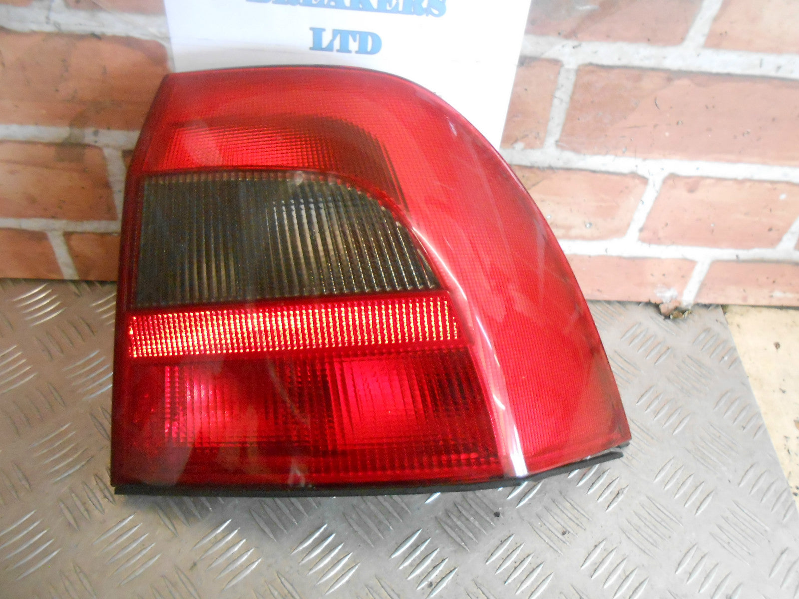 VAUXHALL VECTRA B 2002 HATCHBACK OSR DRIVER SIDE REAR BRAKE TAIL LIGHT 62145