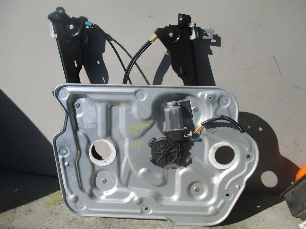2012 NISSAN QASHQAI J10 NSF PASSENGER SIDE FRONT DOOR WINDOW REGULATOR AND MOTOR