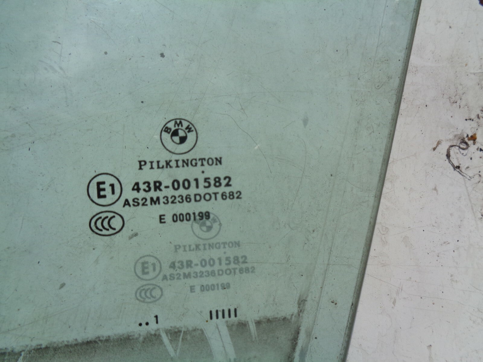 BMW 118D 2011 E87 NSF PASSENGER SIDE FRONT WINDOW GLASS E143R001582