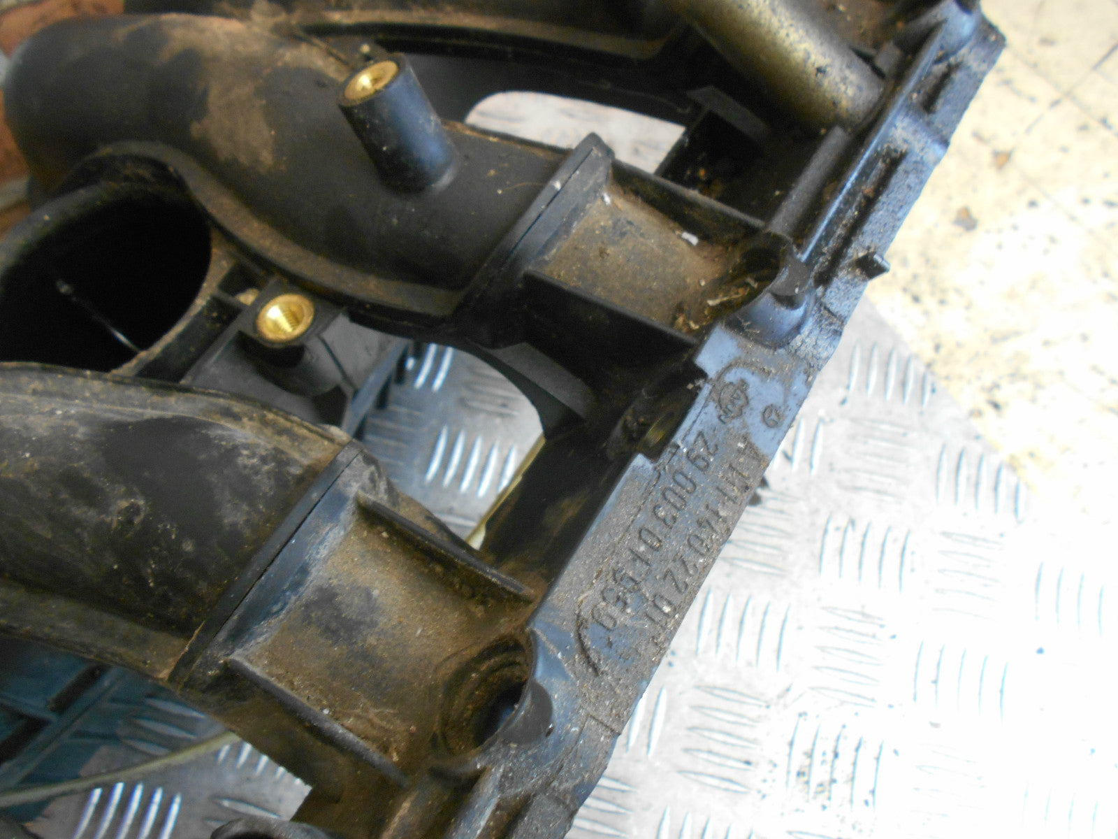 DAEWOO MUSSO FJ 2002 2.3 INLET MANIFOLD A1111402201