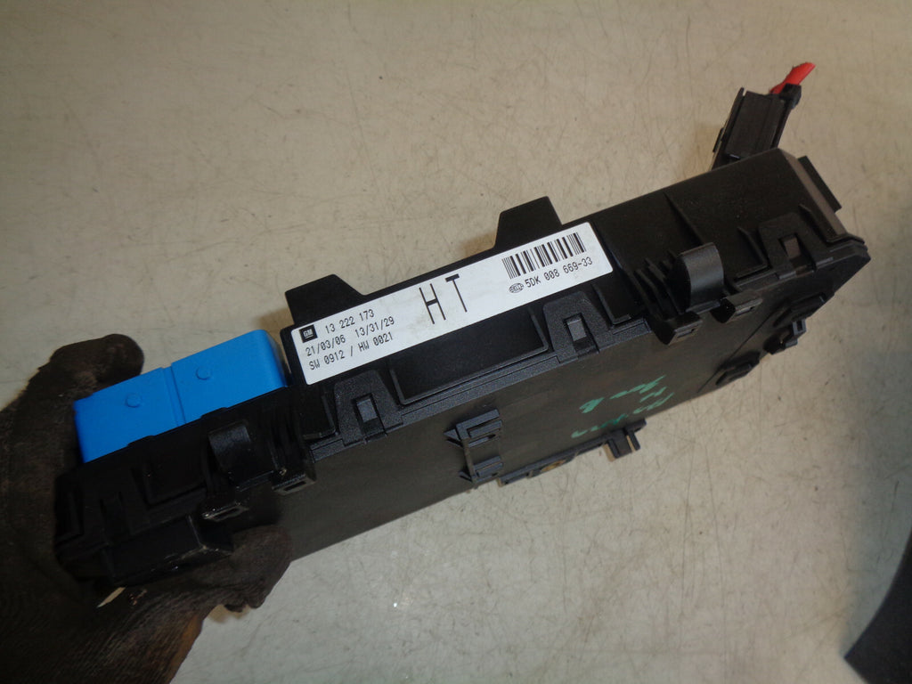 VAUXHALL ASTRA MK5 2006 1.3 CDTI UNDER DASHBOARD DASH FUSE RELAY 13222173