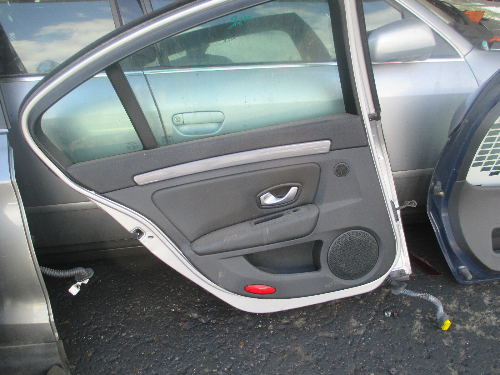 RENAULT LAGUNA MK3 2008 NSR PASSENGER SIDE REAR COMPLETE DOOR SILVER