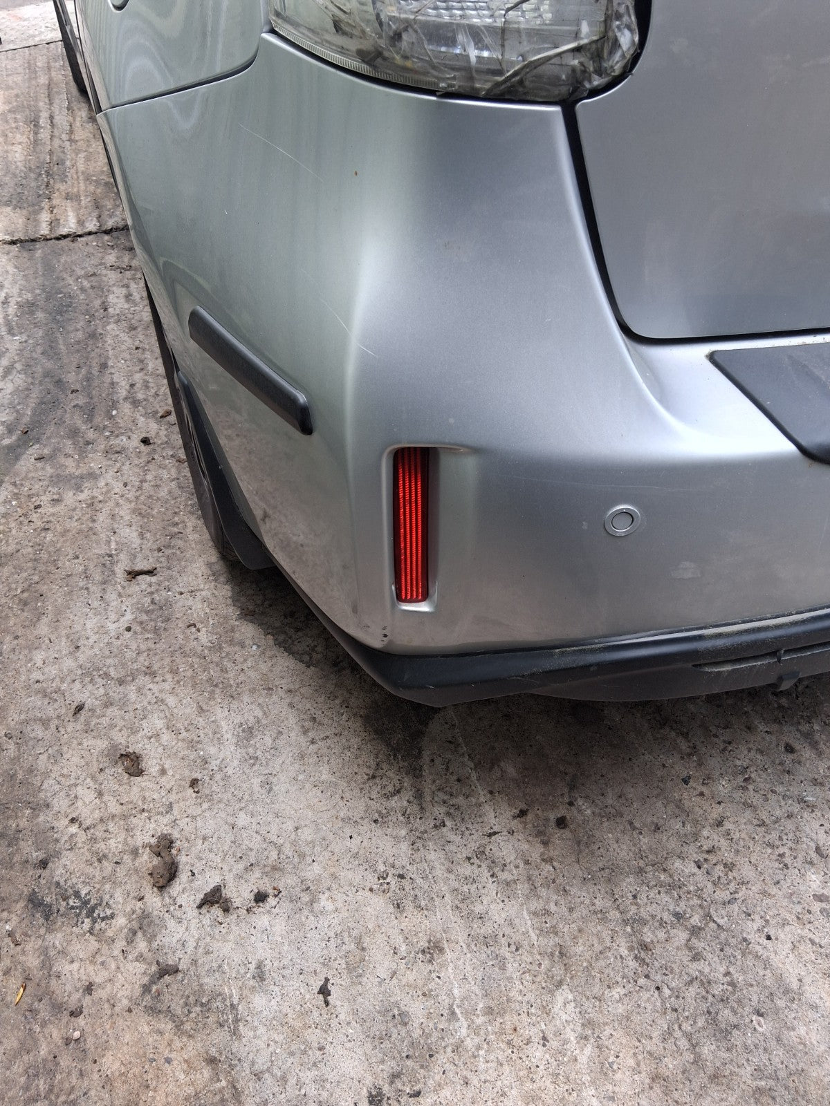 2018 TOYOTA PRIUS V PLUS XW40 COMPLETE REAR BUMPER WITH PDC SENSORS SLIVER