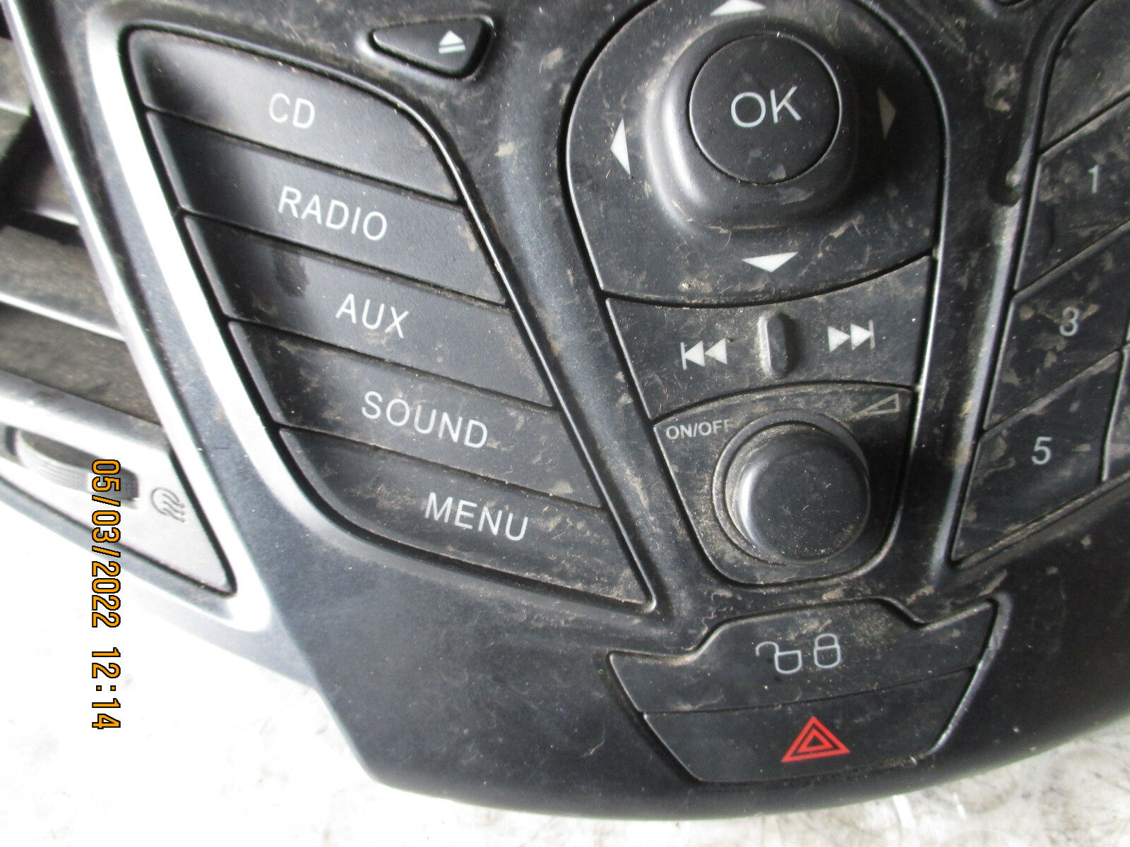 FORD FIESTA 2011 MK7 CENTRE DASH STEREO SYSTEM AND AIR VENTS 8A61T18K811