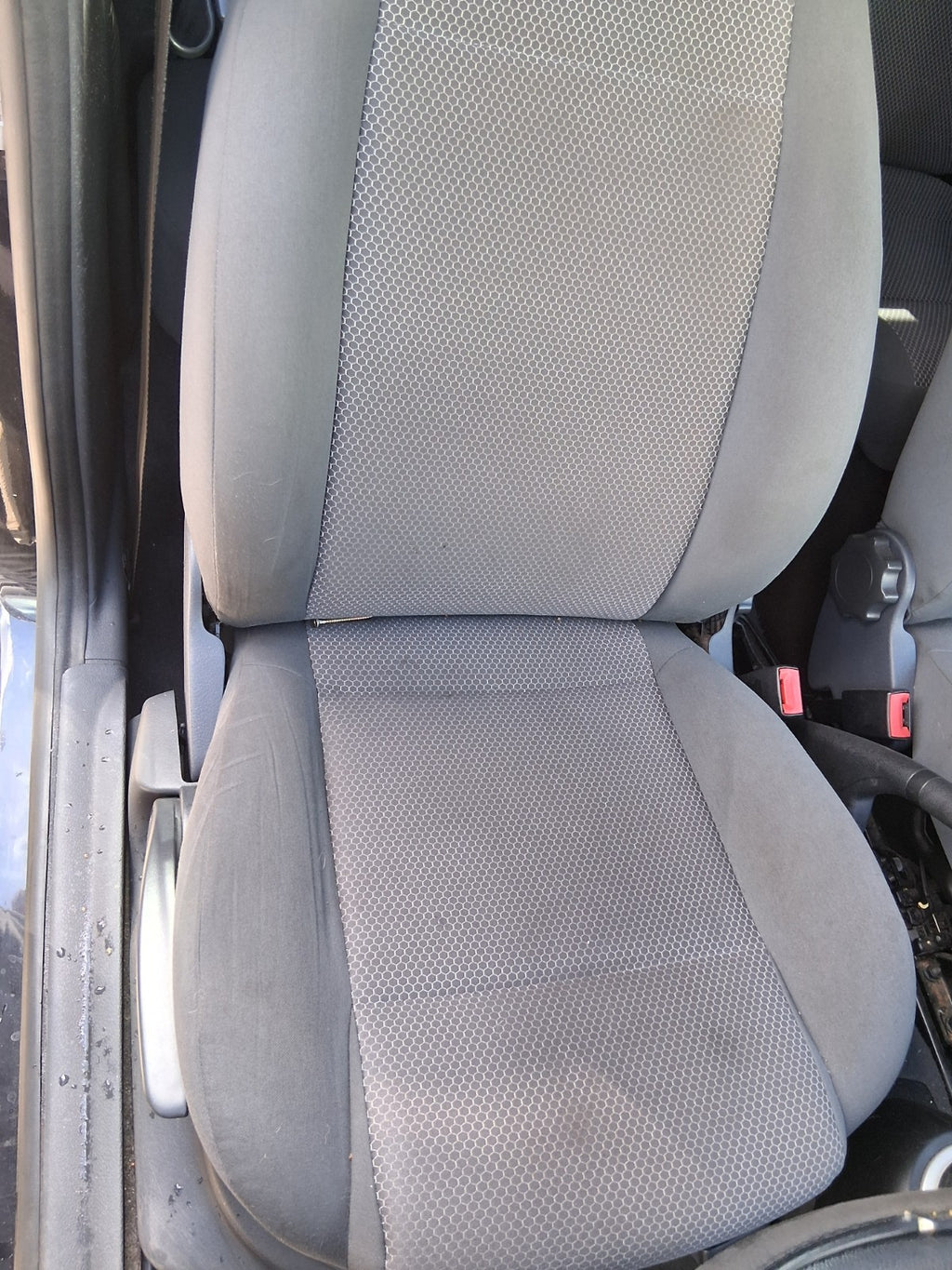 2011 VW VOLKSWAGEN FOX 3 DOOR OSF DRIVER SIDE FRONT RIGHT COMPLETE SEAT FABRIC