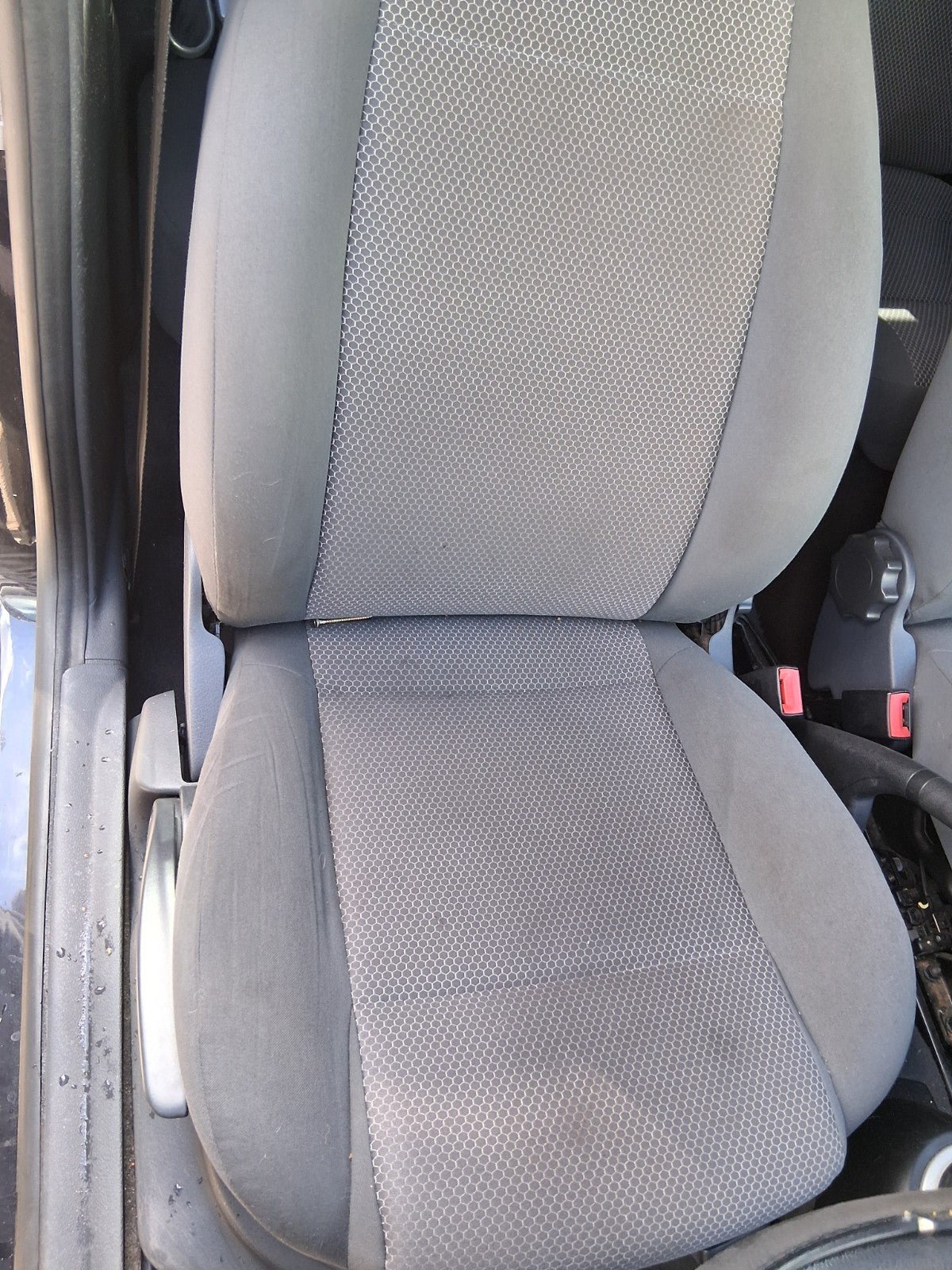 2011 VW VOLKSWAGEN FOX 3 DOOR OSF DRIVER SIDE FRONT RIGHT COMPLETE SEAT FABRIC