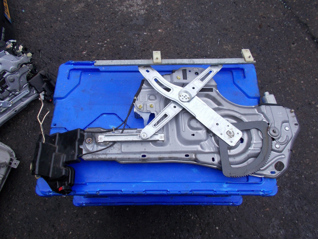 2005 HYUNDAI TRAJET GSI OSF DRIVERS SIDE FRONT WINDOW REGULATOR 824803A000
