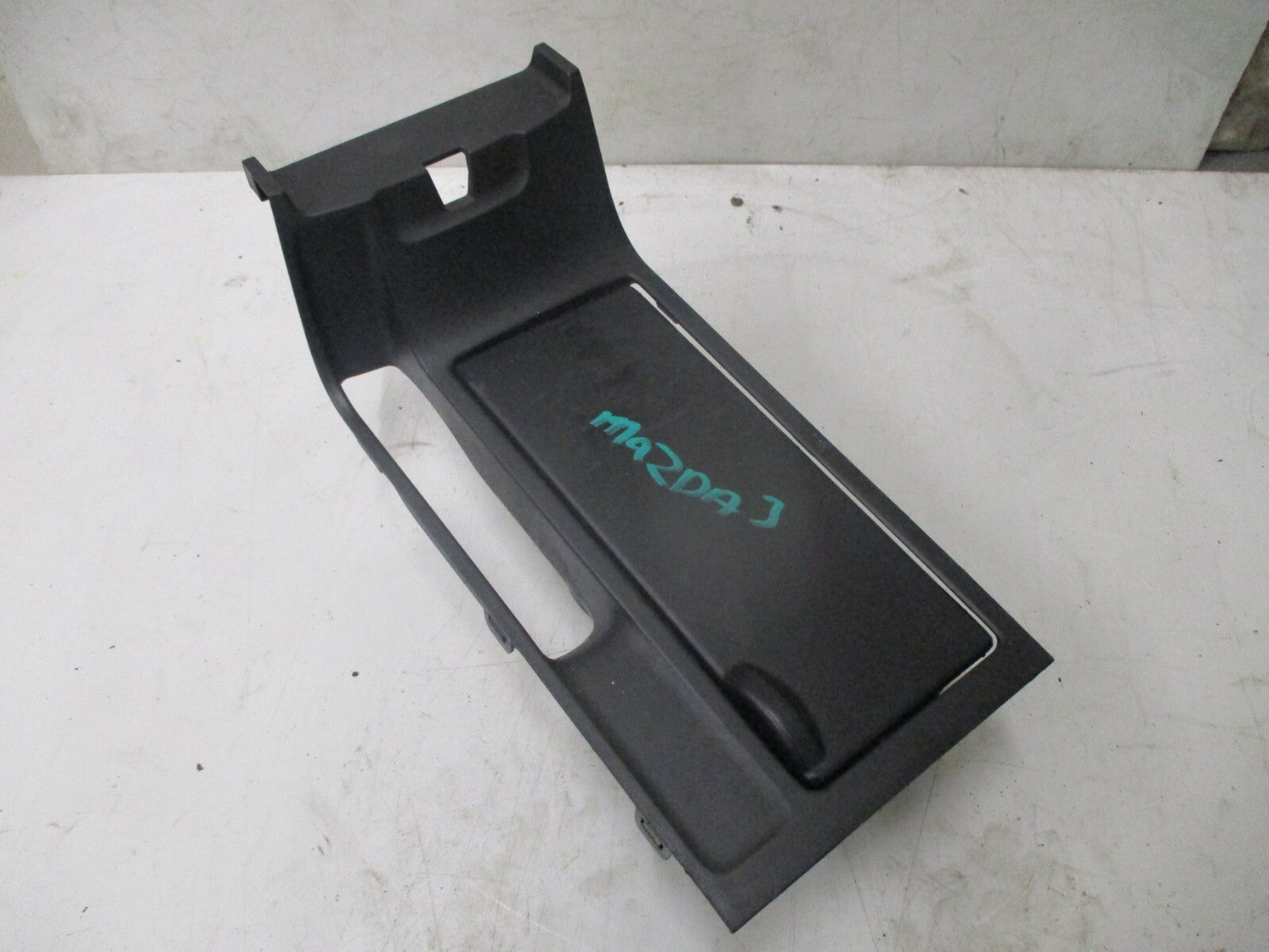 MAZDA 3 TS 2004 CENTRE CONSOLE CUP DRINKS HOLDER PLASTIC STORAGE CUBBY BP4K64361