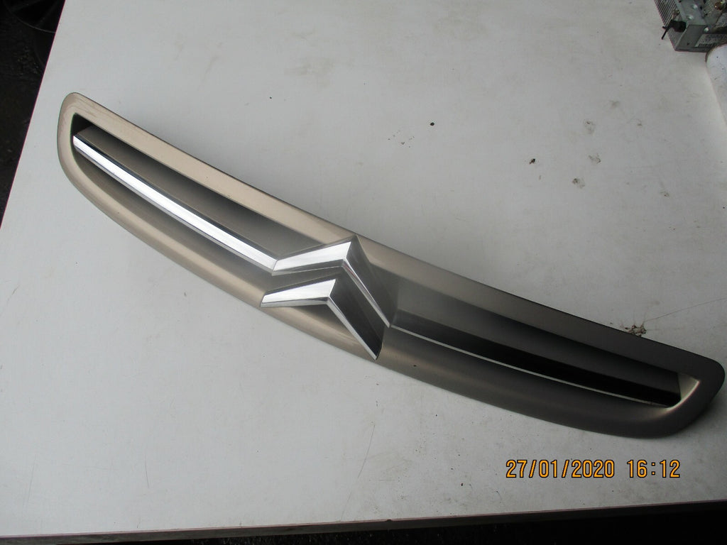 CITROEN XSARA PICASSO 2006 FRONT CENTRAL GRILL GRILLE BADGE BEIGE 9650059377