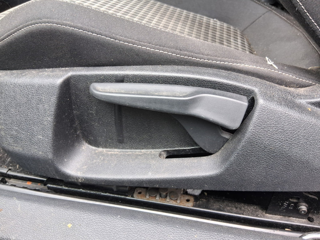 2015 VW VOLKSWAGEN SCIROCCO MK3 NSF PASSENGER SIDE FRONT LEFT FABRIC SEAT